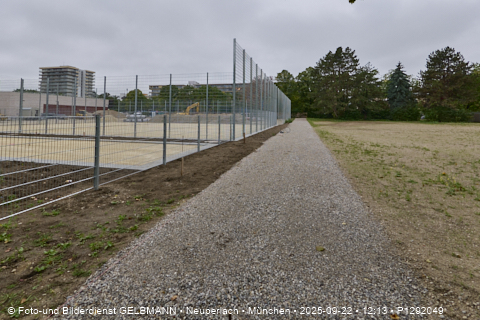 Campus Karl-Marx-Ring_Sportplatz_an_der_neuen_Grundschule_in_Neupelrach_P1292049.jpg